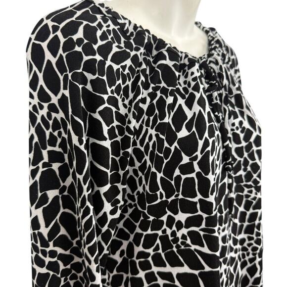 Chicos Travelers Womens Slinky Liquid Knit Animal Print Long Sleeve Top sz 1 / M - Picture 4 of 16